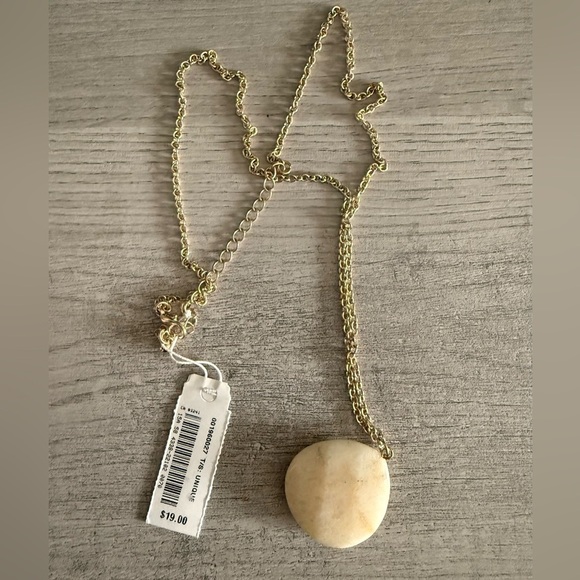 SIMONS - NWT - Elegant Gold and Cream Pendant Necklace - Picture 1 of 3